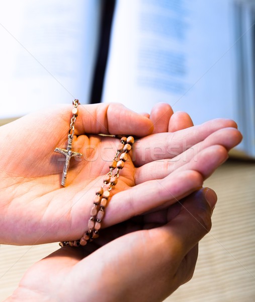 Culto christian credente pregando dio rosario Foto d'archivio © nyul