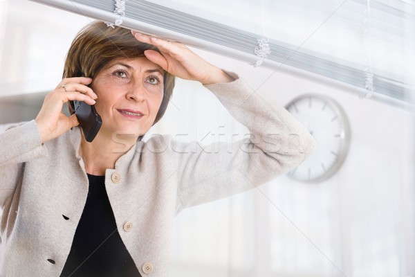 Foto stock: Altos · mujer · de · negocios · mirando · oficina · ventana