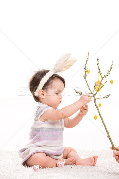 Menina jogar ovos de páscoa coelhinho da páscoa traje enforcamento Foto stock © nyul