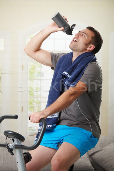 человека питьевая вода осуществлять сидят велосипедов Сток-фото © nyul