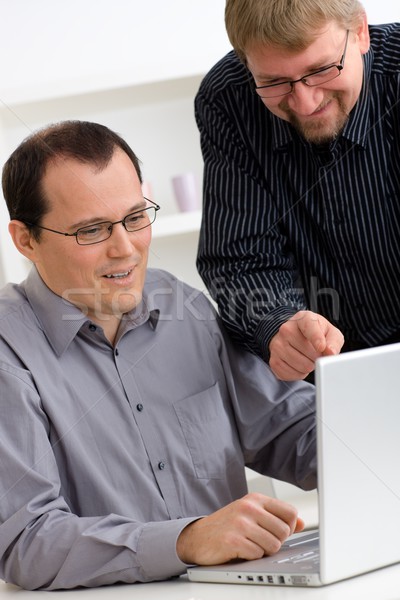 Biznesmenów za pomocą laptopa komputera dwa biuro jeden Zdjęcia stock © nyul