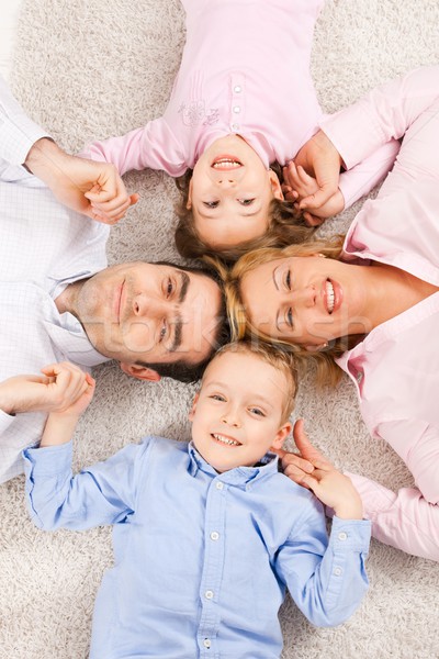 Portret gelukkig gezin tapijt sluiten samen glimlachend Stockfoto © nyul