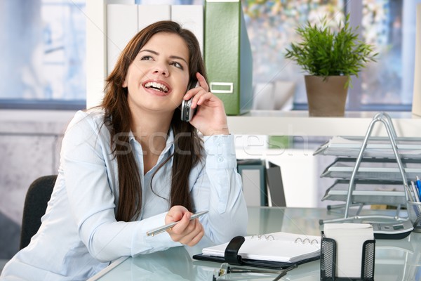 Photo stock: Fille · rire · parler · téléphone · séance · bureau