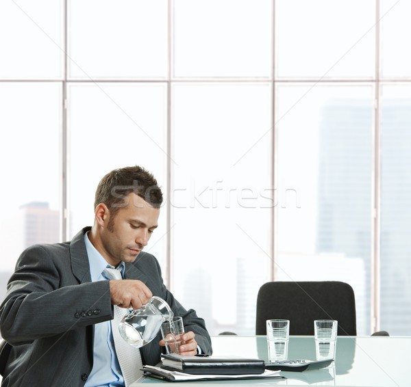 Geschäftsmann Gießen durstig Sitzung Sitzung Tabelle Stock foto © nyul