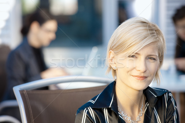 Сток-фото: портрет · деловая · женщина · привлекательный · молодые · сидят · Председатель