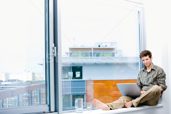 Stockfoto: Zakenman · werken · laptop · jonge · toevallig · kantoormedewerker