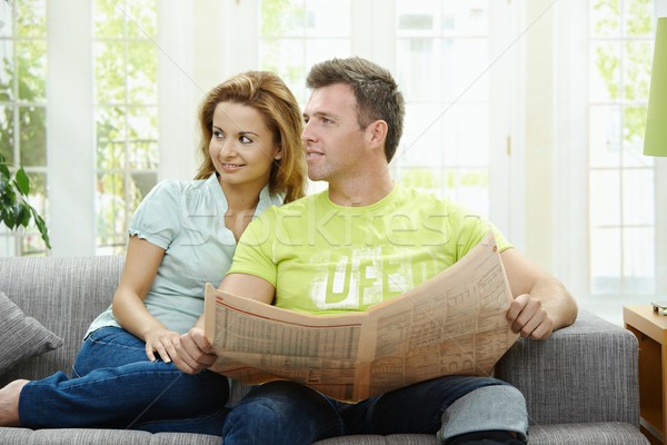 Foto stock: Pareja · lectura · periódico · amor · junto · sofá