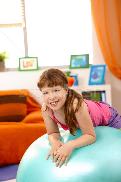 Foto stock: Retrato · joven · gimnasio · pelota · sonriendo · cámara