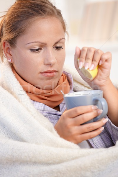 Jonge vrouwelijke koud drinken thee gevoel Stockfoto © nyul