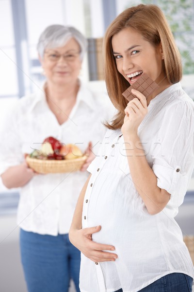 Stock fotó: Boldog · terhes · nő · eszik · csokoládé · mosolyog · anya