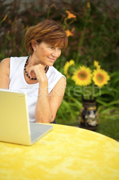 シニア 女性 ノートパソコン 現代 女性 座って ストックフォト © nyul