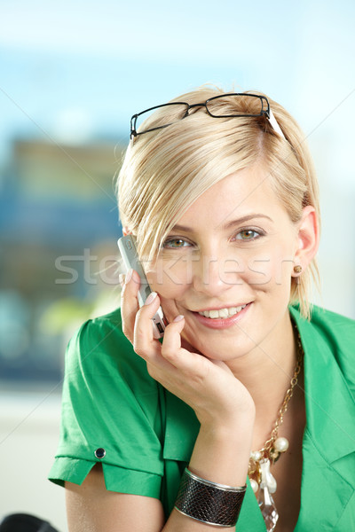 Stockfoto: Jonge · zakenvrouw · praten · mobiele · vergadering · bureau