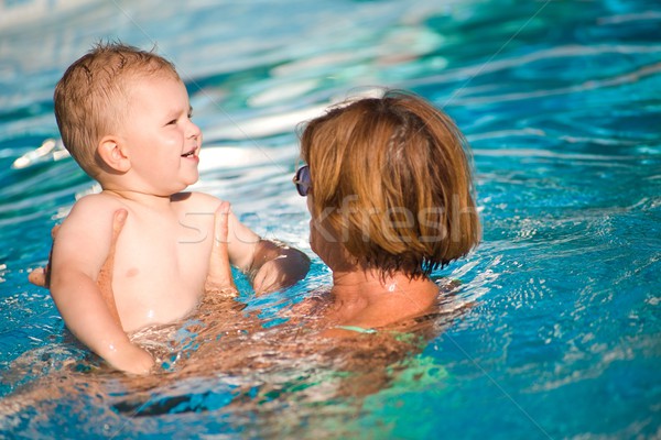 Großmutter Schwimmen Enkel zusammen Pool Freien Stock foto © nyul