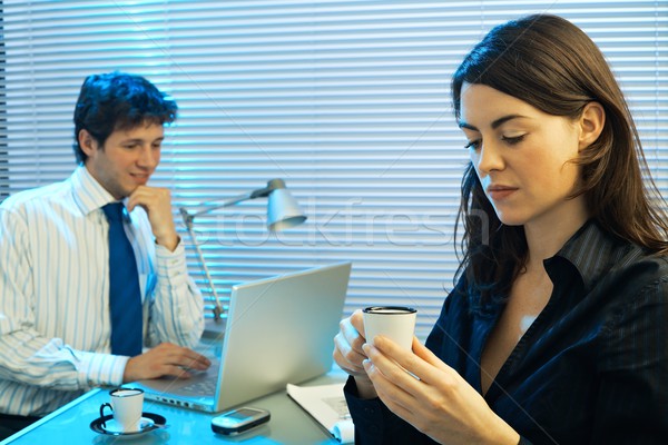 Arbeiten spät Büro müde Geschäftsfrau trinken Stock foto © nyul