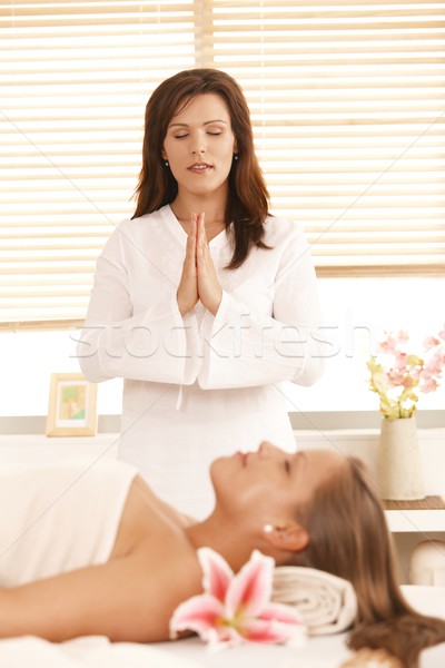 Maseur meditativ pacient femeie floare ochi Imagine de stoc © nyul