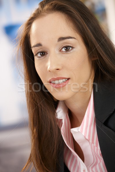 Portré gyönyörű nő közelkép fiatal néz kamera Stock fotó © nyul