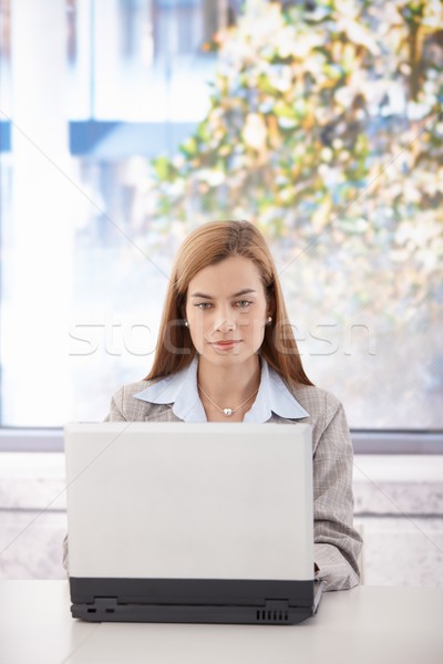 Stockfoto: Jonge · zakenvrouw · met · behulp · van · laptop · aantrekkelijk · vergadering · bureau