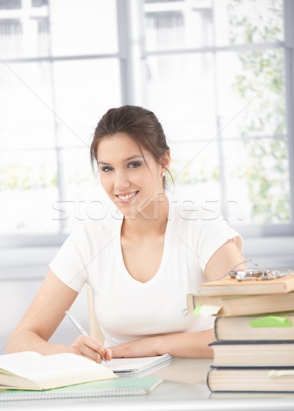 Mooie meisje schrijven huiswerk vergadering bureau Stockfoto © nyul