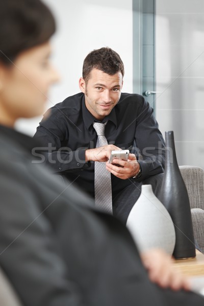 Om de afaceri palmtop tineri şedinţei canapea birou Imagine de stoc © nyul