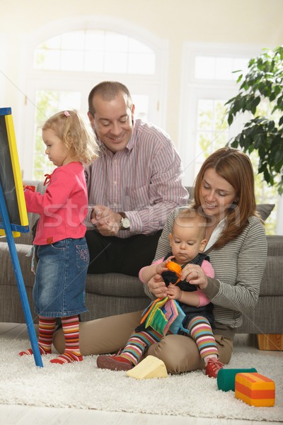 Familie spielen Sitzung Zimmer glückliche Familie vier Stock foto © nyul