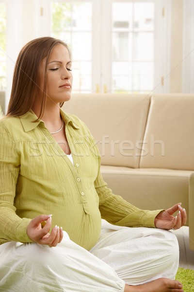 Stockfoto: Zwangere · vrouw · mediteren · vergadering · wonen · kamers · tapijt