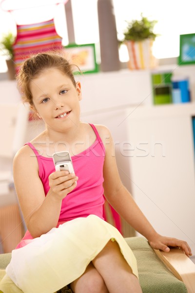 Foto stock: Retrato · nina · teléfono · móvil · pequeño · mano · sonriendo