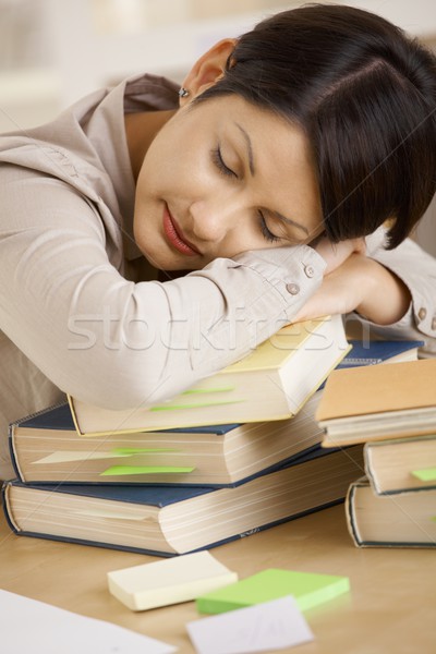 Fáradt főiskolai hallgató alszik köteg könyvek közelkép Stock fotó © nyul