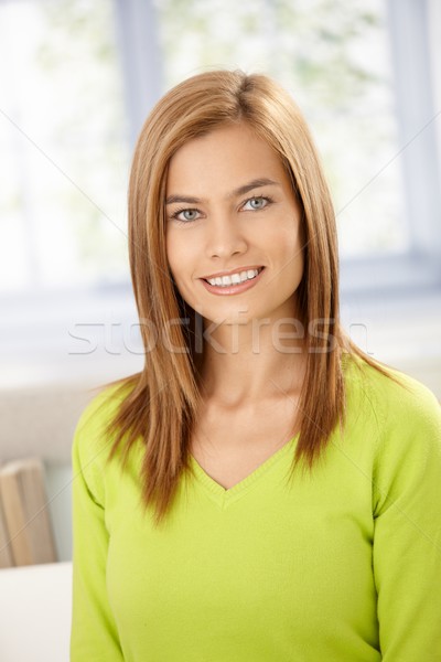Femeie atragatoare zâmbitor verde pulover atractiv Imagine de stoc © nyul