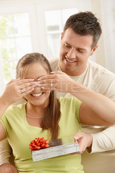 Człowiek zaskakujący uśmiechnięta kobieta niespodzianką uśmiechnięta kobieta oczy Zdjęcia stock © nyul
