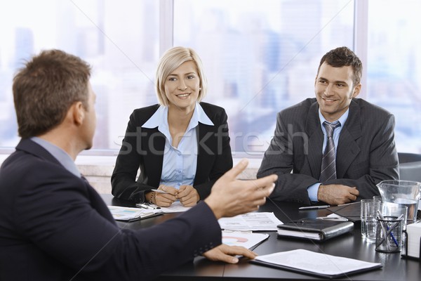 üzleti megbeszélés felhőkarcoló iroda mosolyog üzlet nő Stock fotó © nyul