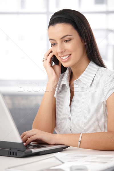 Biuro dziewczyna zajęty pracy laptop wpisując Zdjęcia stock © nyul