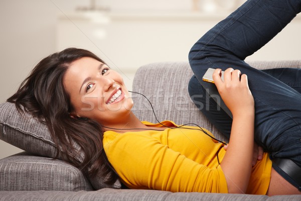 Teen fata ascultare muzică fericit canapea acasă Imagine de stoc © nyul