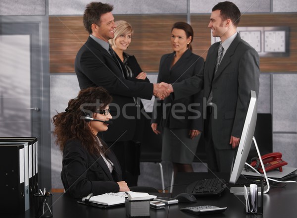 Zdjęcia stock: Kobieta · interesu · biuro · młodych · posiedzenia · biurko · korporacyjnych
