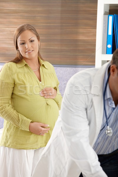 Imagine de stoc: Femeie · gravida · medic · în · picioare · concentra · uita · Consulting