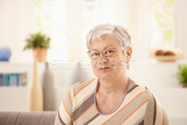 Portré idős nő otthon néz kamera mosolyog Stock fotó © nyul