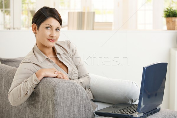 Stockfoto: Vrouw · internet · home · gelukkig · jonge · vrouw · sofa