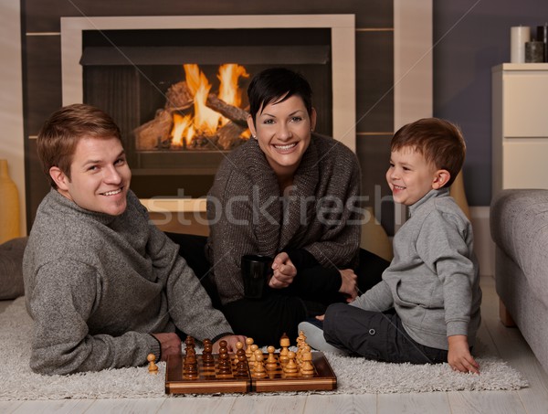 Famiglia felice giocare scacchi home freddo inverno Foto d'archivio © nyul