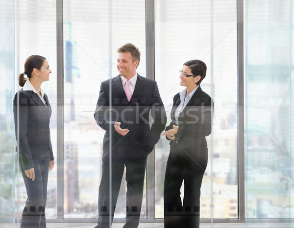 Réunion d'affaires trois heureux gens d'affaires permanent bureau [[stock_photo]] © nyul