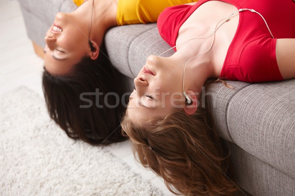 Stock foto: Teen · Mädchen · Musik · hören · Couch · verkehrt · herum