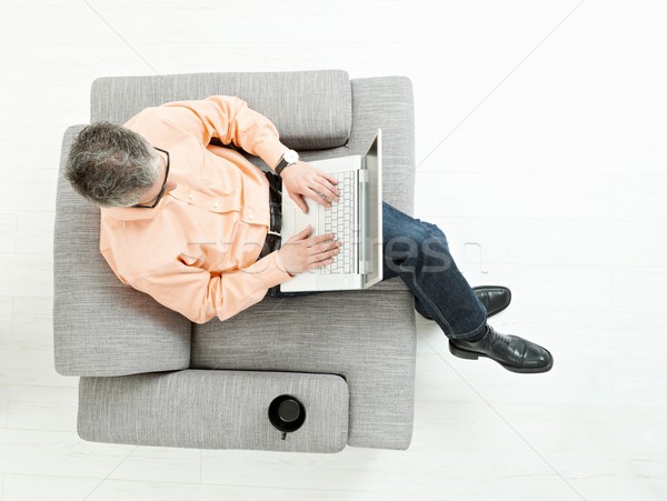 Adam dizüstü bilgisayar kullanıyorsanız bilgisayar gri kot Stok fotoğraf © nyul