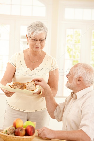 Foto stock: Mayor · esposa · pan · desayuno · sonriendo