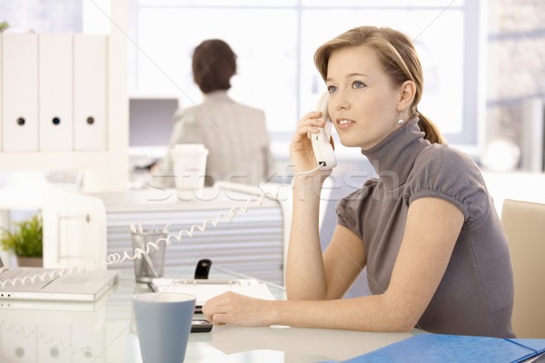 Kantoormedewerker praten telefoon vergadering bureau vrouw Stockfoto © nyul