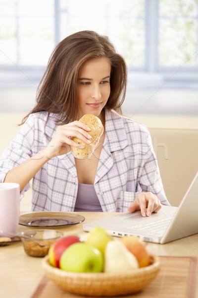 Vrouw met behulp van laptop ontbijt portret jonge vrouw computer Stockfoto © nyul