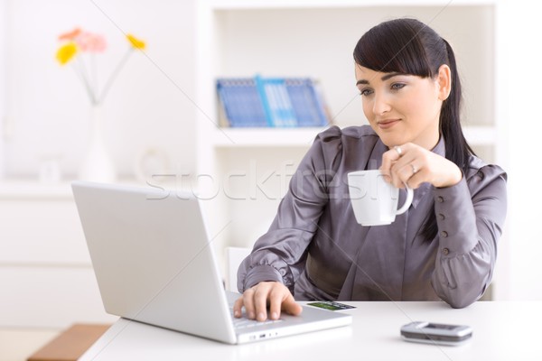 Koffie pauze jonge vrouw drinken winkelen online Stockfoto © nyul