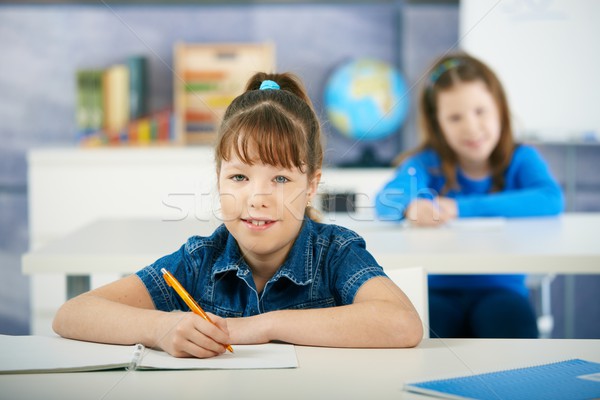 Foto stock: Alunas · escola · primária · sala · de · aula · sessão · secretária · elementar