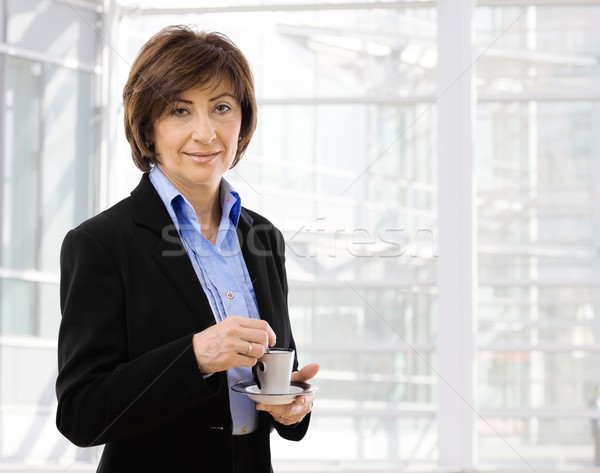 Senior Geschäftsfrau trinken Kaffee stehen Büro Stock foto © nyul