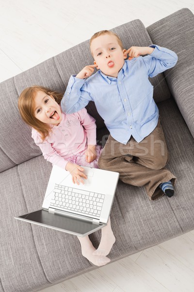 Spöttisch Kinder Laptop erschossen Sitzung Couch Stock foto © nyul