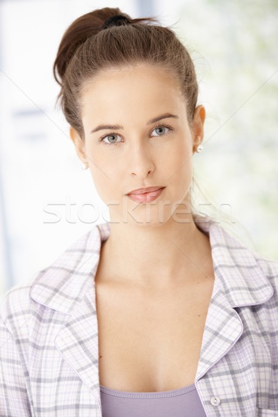 Mooie jonge vrouw portret naar camera Stockfoto © nyul