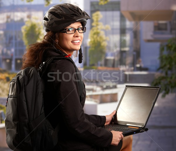 Foto stock: Empresária · usando · laptop · ao · ar · livre · retrato · jovem