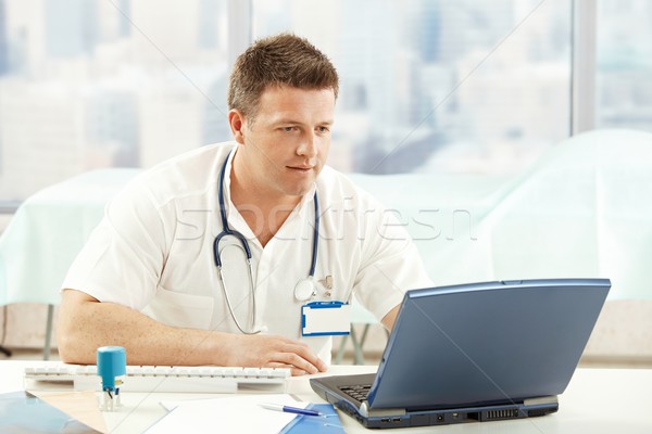 Lekarz pracy laptop biuro komputera człowiek Zdjęcia stock © nyul
